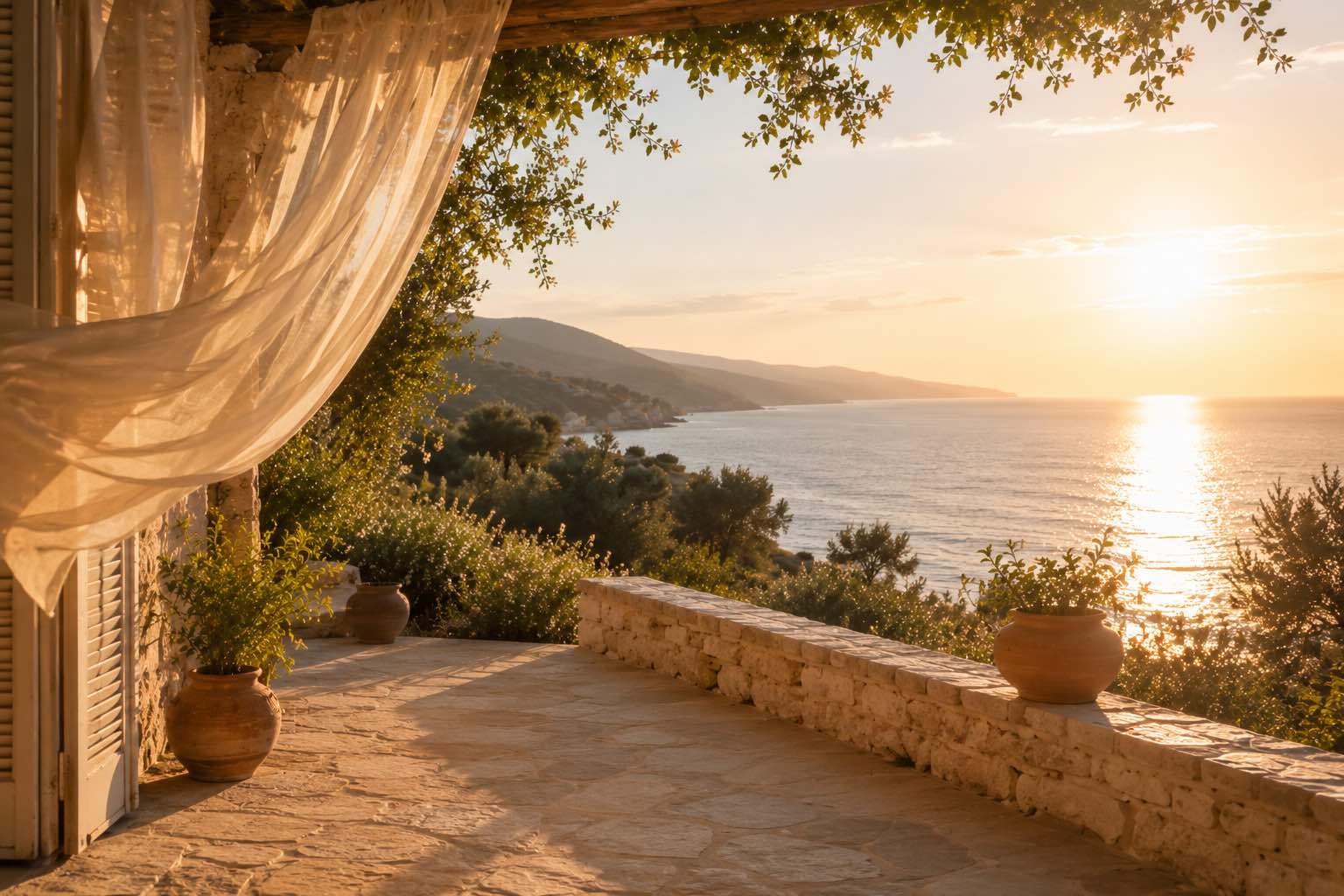 Terrasse méditerranéenne ouverte sur la mer et la lumière