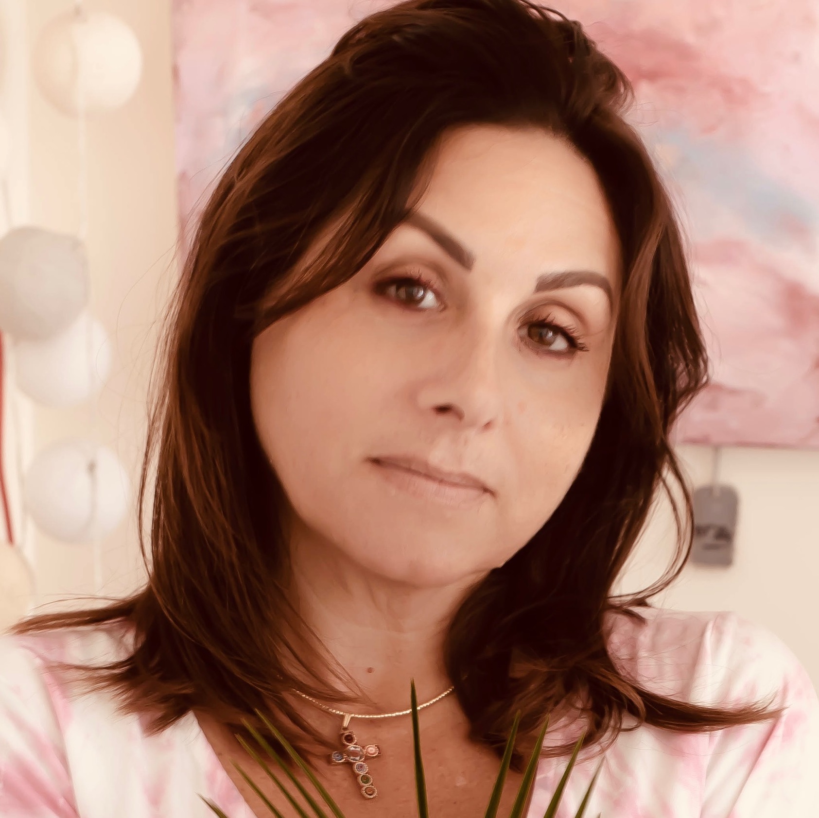 Portrait de Caroline Karout, psychologue clinicienne, autrice et créatrice de Vivre en Joie
